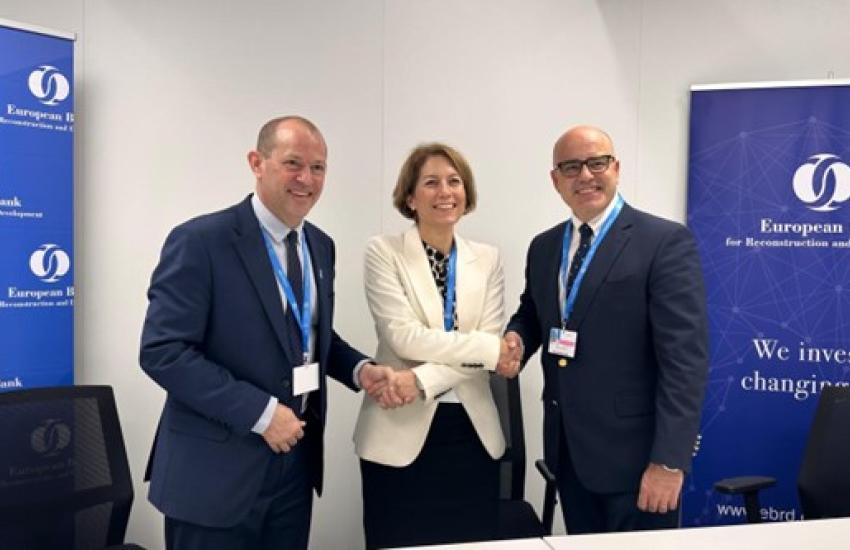 Representatives of UNDP ICPSD, EBRD and Enerjisa Enerji are holding hands