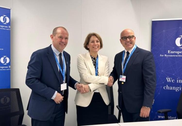 Representatives of UNDP ICPSD, EBRD and Enerjisa Enerji are holding hands